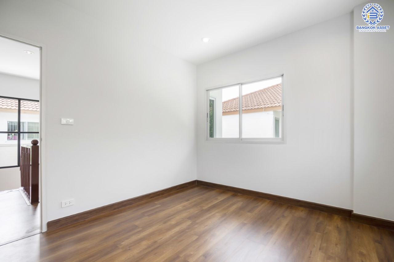 บ้านมือสองตกแต่งใหม่ ม.ศุภาลัยวิลล์ วงแหวน-รัตนาธิเบศร์ เนื้อที่ 54 ตร.ว. ฟังก์ชันจัดเต็ม 4 ห้องนอน 2 ห้องน้ำ 3 ที่จอดรถ ตอบโจทย์ทุกการเข้าอยู่ บนทำเลเดินทางสะดวก ใกล้ ถ.กาญจนาภิเษก เซ็นทรัลเวสต์เกต และรถไฟฟ้า "สถานีคลองบางไผ่